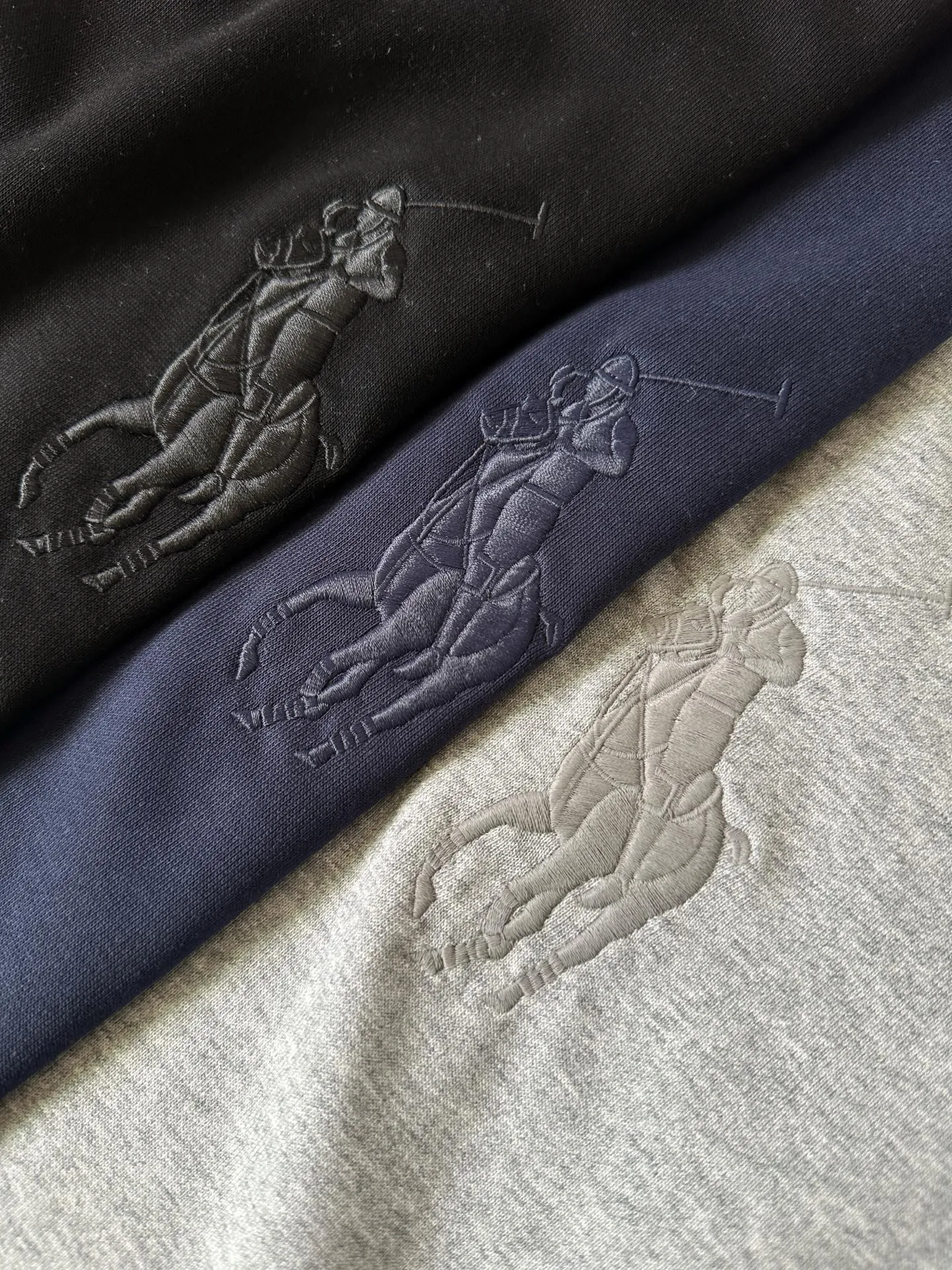 P210 Style No.: RL019] RalphLauren/Ralph Lauren 2025 new autumn and winter bear embroidered terry sweatshirt in the same color. Ralph Lauren’s age-reducing item. The coat fabric is made of 60% cotton➕40% polyester. It not only retains the softness, comfort and breathability of cotton, but also adds the wear resistance and wrinkle resistance of polyester fiber, making the clothes more durable and easy to care for. Even in slightly cooler weather, you won't feel stuffy when wearing it. This kind of fabric has a natural crisp feel and is not easy to pill or deform. The bear embroidery on the chest is the same color as the fabric. The color is full, full of three-dimensionality, and lifelike, adding a bit of liveliness and interest to the whole sweatshirt. There is no pressure to dress, regardless of age or gender. Complete accessories! Color: navy, black, floral gray Size: S-xL S shoulder width 53 bust 110 length 67 sleeve length 58 M shoulder width 54 bust 114 length 69 sleeve length 59 L shoulder width 55 bust 118 length 71 sleeve length 60 xL shoulder width 56 bust 122 length 73 sleeve length 61
